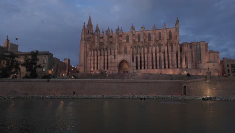 Gotische-Kathedrale-Von-Palma-De-Mallorca,-Aufgenommen-Nach-Sonnenuntergang