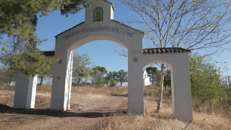 Entrada-Del-Majestuoso-Esplendor-Arquitectónico-De-La-Ermita-Del-Poblado-De-San-Julián,-Al-Venerado-Santuario-Imbuido-De-La-Vibrante-Herencia-Cultural-Del-Mármol.