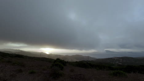 Fuertes-Nubes-De-Lluvia-Y-Tormenta-Situadas-Sobre-Un-Paisaje-Montañoso-Oscurecido