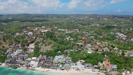 La-Península-De-Uluwatu-Se-Extiende-A-Lo-Lejos-Mientras-La-Brillante-Playa-Azul-De-Bingin-Brilla-Debajo