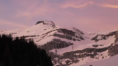 Erleben-Sie-Die-Schönheit-Des-Sonnenaufgangs-über-Einer-Schneebedeckten-Bergkette-Durch-Diese-Faszinierenden-Rosa-Wolken