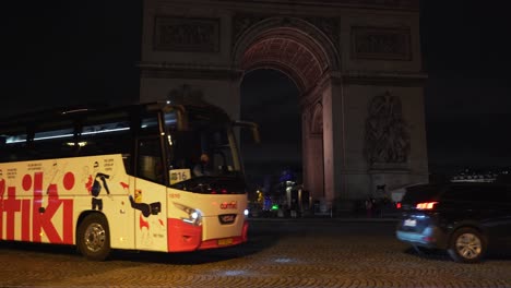 Verkehr-In-Der-Nähe-Des-Arc-De-Triomphe-In-Der-Nacht