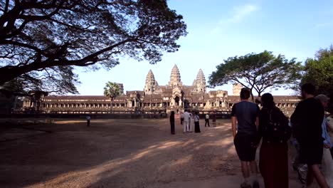 Ein-Früher-Morgen,-4k-Landschaftsaufnahmen-Des-Angkorwat-Architekturgebäudes-Mit-Touristen-Vor-Ort