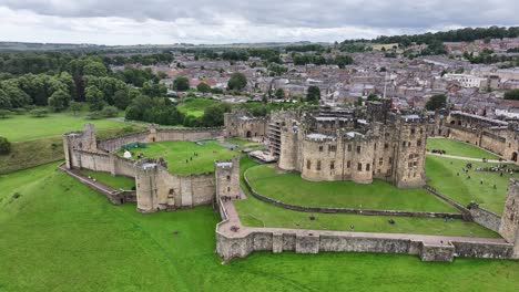 Alnwick-Castle,-Northumberland,-England-UK