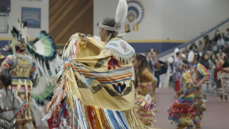 Experimente-La-Herencia-Cultural-Y-Las-Vibrantes-Tradiciones-De-Los-Ancestros-Indígenas-Con-Cautivadoras-Imágenes-En-Cámara-Lenta-Del-Powwow-De-Bienvenida-En-El-Centro-Deportivo-Ataúd-De-La-Universidad-De-Las-Naciones-Indias-De-Haskell.