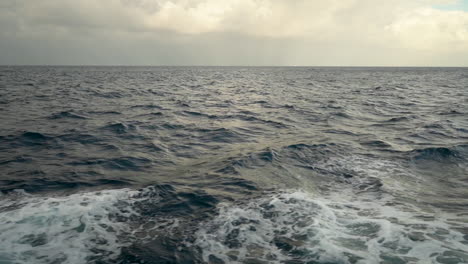 Olas-En-El-Océano-Cámara-Lenta-Hermosas-Imágenes-De-Un-Barco-Olas-Del-Océano