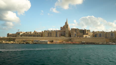 Malta,-Wunderschöne-Und-Schöne-Aufnahmen-Mit-Meerblick-Von-Den-Antiken-Ruinen-Und-Gebäuden-Von-Valletta