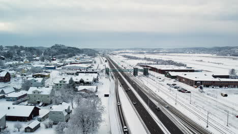 Estación-De-Tren-Y-Autopista-En-Alvangen,-Suecia.