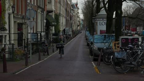 Capture-La-Serenidad-De-Una-Madrugada-En-Ámsterdam-Con-Una-Elegante-Inclinación-A-Lo-Largo-De-Un-Pintoresco-Carril-Bici.