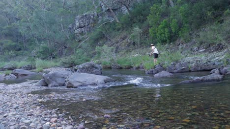 Un-Hombre-Pesca-Una-Trucha-En-Un-Río-En-El-Desierto-Australiano