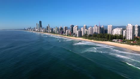 Static-aerial-view-over-Main-Beach-looking-South-towards-Surfers-Paradise,-Gold-Coast,-Australia