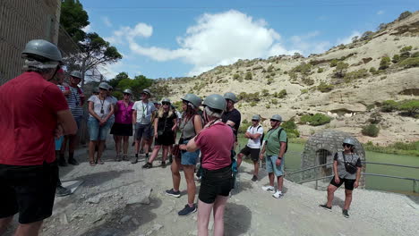 Personas-Con-Casco-Recibiendo-Instrucciones-Antes-De-La-Excursión-De-Un-Día-De-Caminata