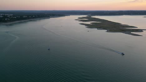 Panorámica-Alrededor-De-Las-Lanchas-Rápidas-En-El-Lago-Travis-Al-Atardecer-En-Austin,-Texas