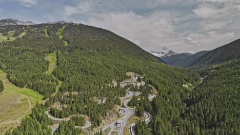Whistler,-BC,-Kanada.-Luftüberflug-Mit-Einer-V6-Drohne-über-Das-Weltklasse-Skizentrum-Auf-Dem-Berg,-Umgeben-Von-Bewaldeten-Tälern.-Adrenalingeladene-Strecken-Werden-Eingefangen-–-Aufgenommen-Mit-Der-Mavic-3-Pro-Cine-–-Juli-2023