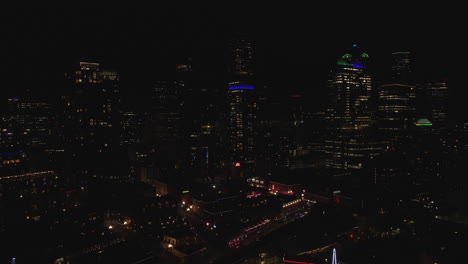 Seattle-Nacht-Skyline-Luftaufnahme-Rückwärts-Bewegen