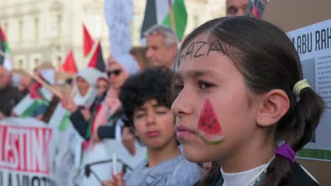 Una-Niña-Con-La-Cara-Pintada-Participa-Durante-Una-Marcha-En-Solidaridad-Con-Palestina-Exigiendo-Que-Se-Detenga-La-Guerra-En-Gaza.