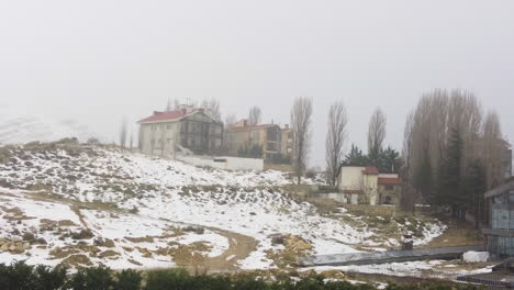 Nieve-Del-Invierno-En-El-Pueblo-De-Montaña-De-Kfardebian.