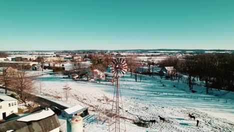 Wetter-Windmühle-In-Verschneiter-Ländlicher-Landschaft