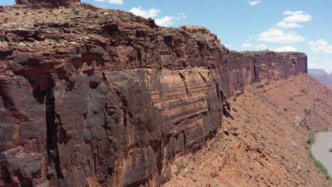 Clip-Cinematográfico-De-Drones-Del-Impresionante-Paisaje-De-Las-Rocas-Y-Sobre-Un-Río-De-Los-Acantilados-De-Arenisca-Roja-En-El-Arrecife-De-San-Rafael-En-Utah,-Estados-Unidos