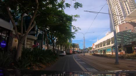 Punto-De-Vista-Conduciendo-Hacia-El-Sur-A-Través-De-Surfers-Paradise-En-Surfers-Paradise-Blvd-Hacia-Q1,-Gold-Coast,-Australia