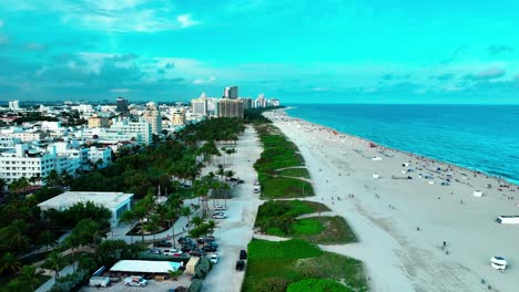 Vista-Aérea-De-South-Beach-Miami-Florida-Volando-Hacia-Atrás-En-La-Orilla-Del-Océano-Atlántico