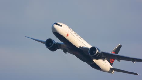 Passagierflugzeug-Von-Air-Canada-Fährt-Nach-Dem-Start-Das-Fahrwerk-Ein