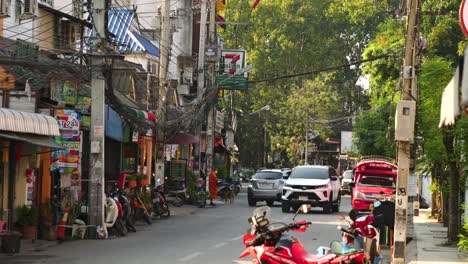 Ruhige-Und-Filmreife-Landschaft-In-Einer-Seitenstraße-Von-Chiang-Mai,-Thailand