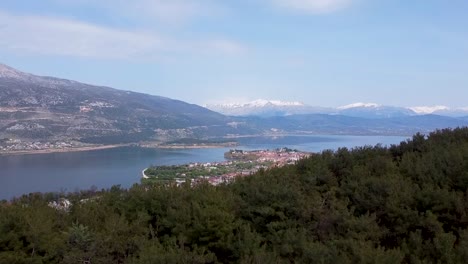 Luftpanoramaaufnahme-Der-Stadt-Ioannina,-Epirus,-Pindusgebirge,-Filmmaterial