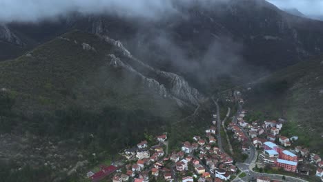 Disparo-De-Un-Dron-Que-Va-Del-Suelo-Al-Cielo-Y-Muestra-Una-Pequeña-Ciudad