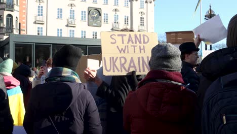 Stand-Con-Cartel-De-Ucrania-En-Protesta-Sueca-Contra-La-Invasión-Rusa