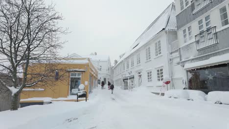 Menschen-Auf-Der-Straße-In-Einer-Verschneiten-Innenstadt-In-Kragerø,-Telemark-County,-Norwegen