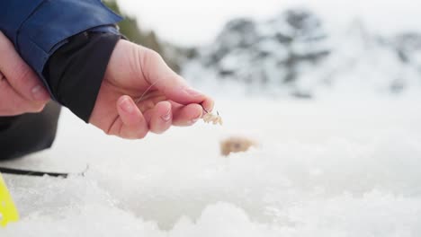 Pesca-De-Invierno-En-Un-Lago-Congelado---Primer-Plano