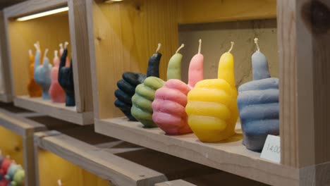 Bunte-Daumen-Hoch-Handkerzen-Auf-Dem-Display,-La-Candela-Store,-Venedig