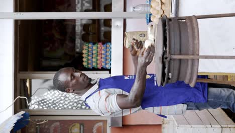 Street-Vendor-Making-Rolex-in-Uganda---Vertical-Shot