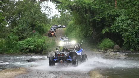 Vehículo-Todo-Terreno,-Recorrido-Lado-A-Lado-Por-La-Selva-Tropical,-Río