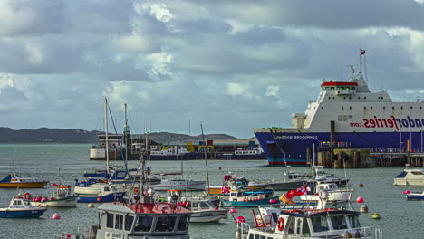 Tráfico-Naval-De-Barcos-De-Channel-Island-Guernsey,-Lapso-De-Tiempo-De-Barcos-Pequeños-Y-Grandes