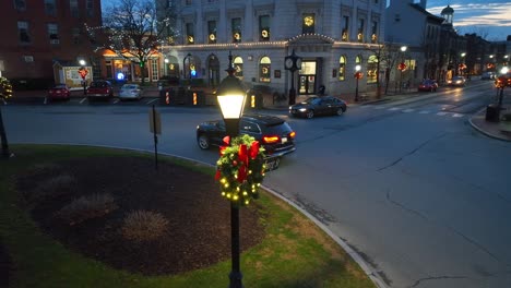 Christmas-wreath-on-lamp-in-downtown-Gettysburg,-Pennsylvania