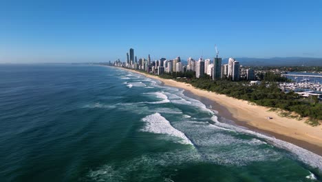 Forward-moving-aerial-view-over-Main-Beach-looking-South-towards-Surfers-Paradise,-Gold-Coast,-Australia