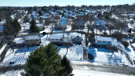 Hermoso-Pueblo-Americano-Durante-El-Invierno,-La-Nieve-Y-El-Día-Soleado