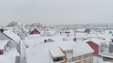 Kragero,-Condado-De-Telemark,-Noruega---Una-Pintoresca-Ciudad-Envuelta-En-Nieve-En-Un-Día-De-Invierno---Drones-Volando-Hacia-Adelante