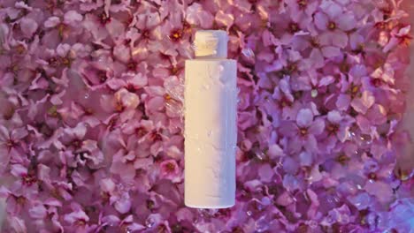 Weiße-Verpackung-Auf-Rosa-Blumenbeet-Hintergrund-Mit-Wasserwelleneffekt,-Unterwassereffekt