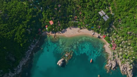 Schwenk-Up-Aufnahme-Der-Tanote-Bay-Auf-Der-Insel-Koh-Tao-In-Thailand