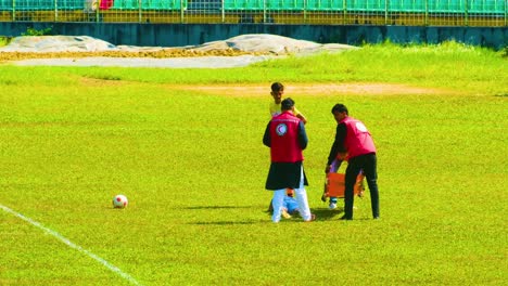 El-Personal-Médico-Corre-Hacia-El-Jugador-De-Fútbol-Herido.