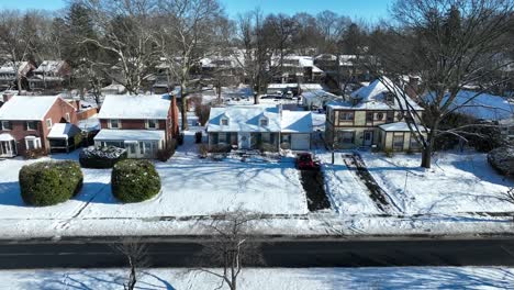 Schöner-Sonniger-Und-Verschneiter-Tag-Im-Amerikanischen-Viertel