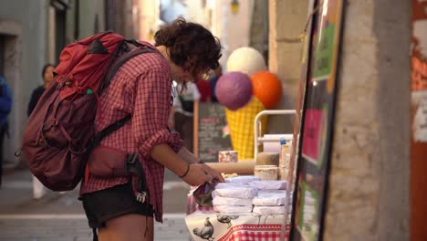 Una-Joven-Turista-Compra-En-El-Mercado-Del-Casco-Antiguo-De-Annecy.