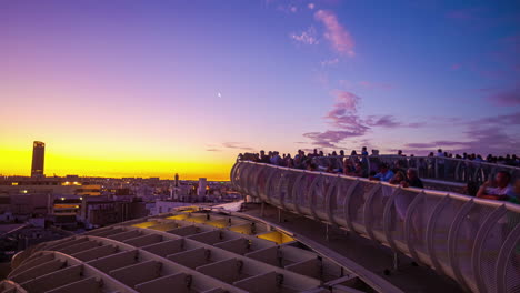 Timelapse-Con-Vistas-A-Las-Setas-De-Sevilla-En-España-Con-Turistas-Reunidos-Observando-El-Cielo-Del-Atardecer-Volviéndose-Amarillo-Y-Morado