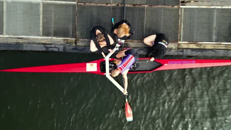 Leute,-Die-Ein-Ruderboot-Für-Das-Training-Auf-Dem-Fluss-Vorbereiten