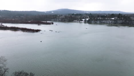 Ruhiges-Wasser-Des-Lake-Sequoyah-Im-Winter-In-Arkansas,-USA---Luftaufnahme