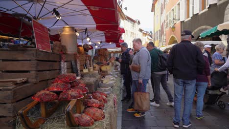 El-Mercado-Del-Casco-Antiguo-De-Annecy-Está-Lleno-De-Productos-Locales,-Con-Una-Amplia-Variedad-De-Puestos-De-Comida.