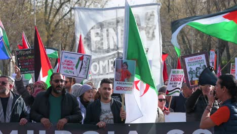 Demonstranten-Rufen-Slogans-Und-Schwenken-Palästinensische-Flaggen-Während-Eines-Solidaritätsmarsches-Für-Palästina